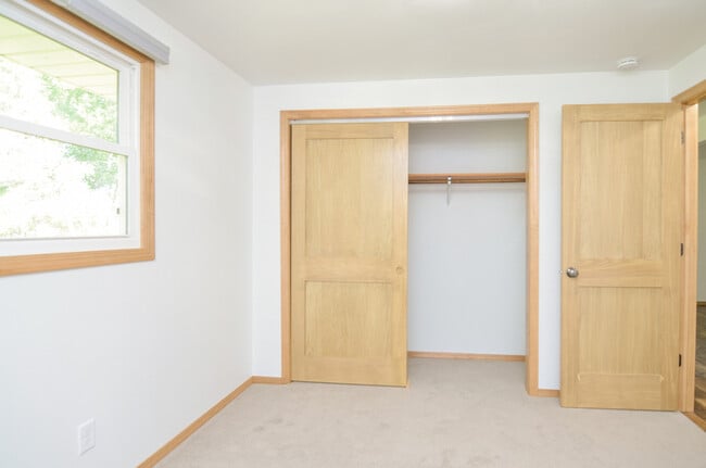 Building Photo - 825 Smits St