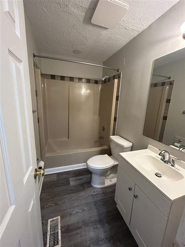 Building Photo - Charming and Affordable Downstairs Duplex ...
