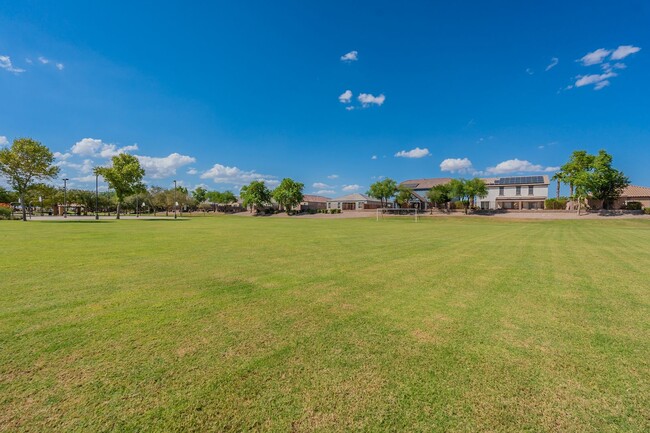 Building Photo - Beautiful and Spacious Single-Level Family...