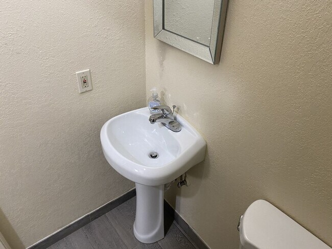 Building Photo - Spacious Townhome in Desirable Fairfield Area