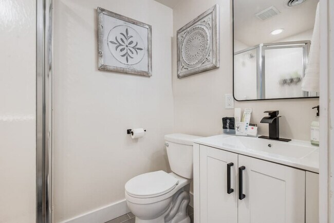 Building Photo - 6404 47th Ave SW