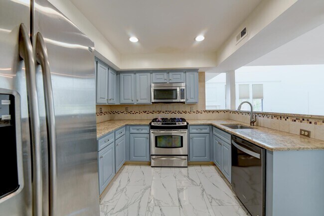 Building Photo - 816 Topsail Ln