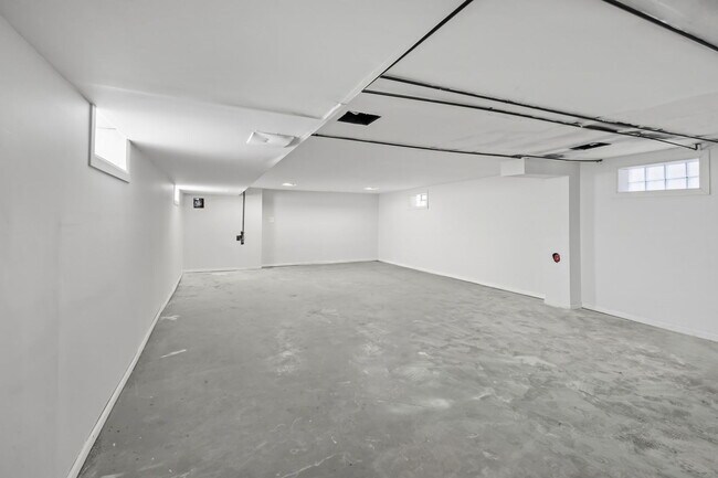 Building Photo - 10214 S La Salle St