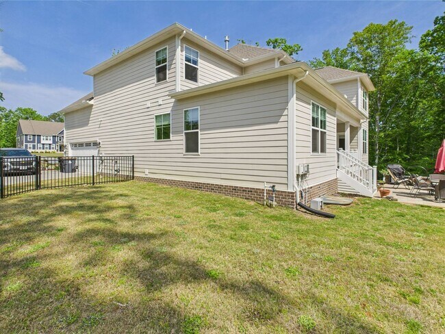 Building Photo - Stunning 5 Bedroom 4.5 Bathroom Located in...
