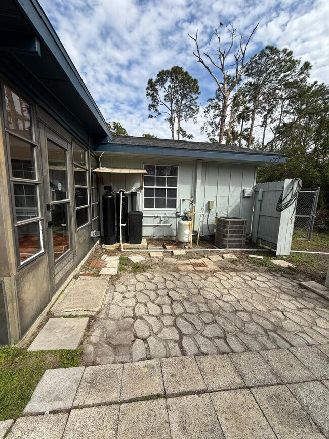 Building Photo - 116 Solana St