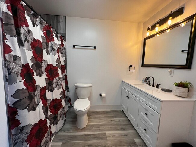 Building Photo - Fully Furnished rental with excellent cent...