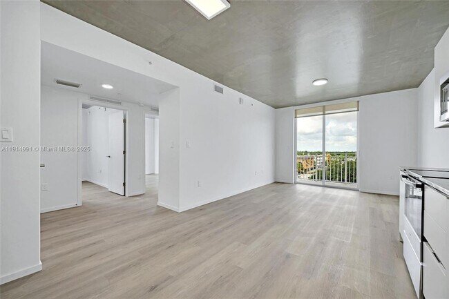 Building Photo - 475 NE 125th St