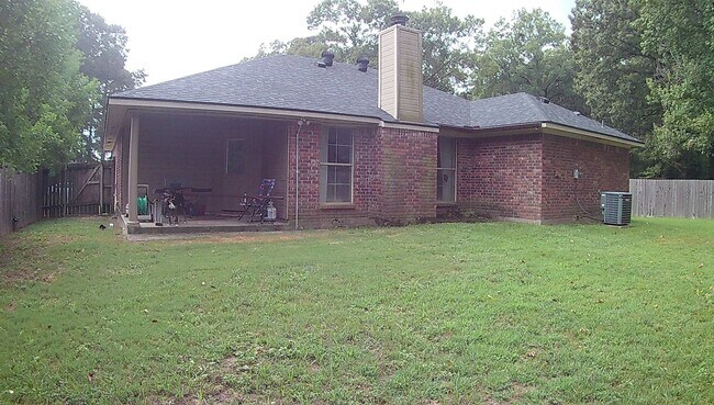Building Photo - 708 Quiet Cove Cir