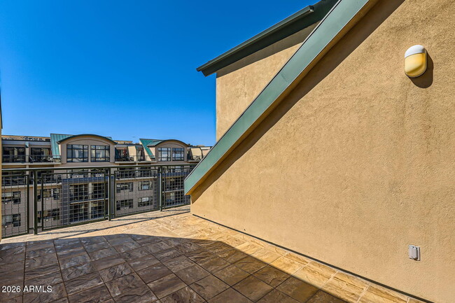 Building Photo - 17 W Vernon Ave