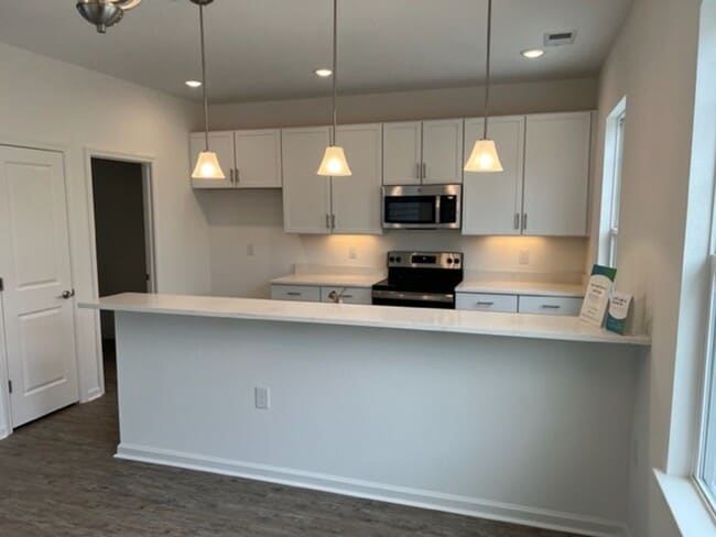 Building Photo - BBEY HILL @ HICKORY MANOR