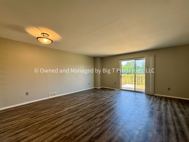 Building Photo - Large 3 Bed 2.5 Bath Completely Townhome i...