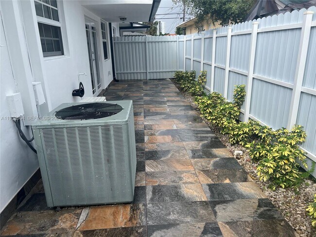 Building Photo - 3182 SW 25th Ter