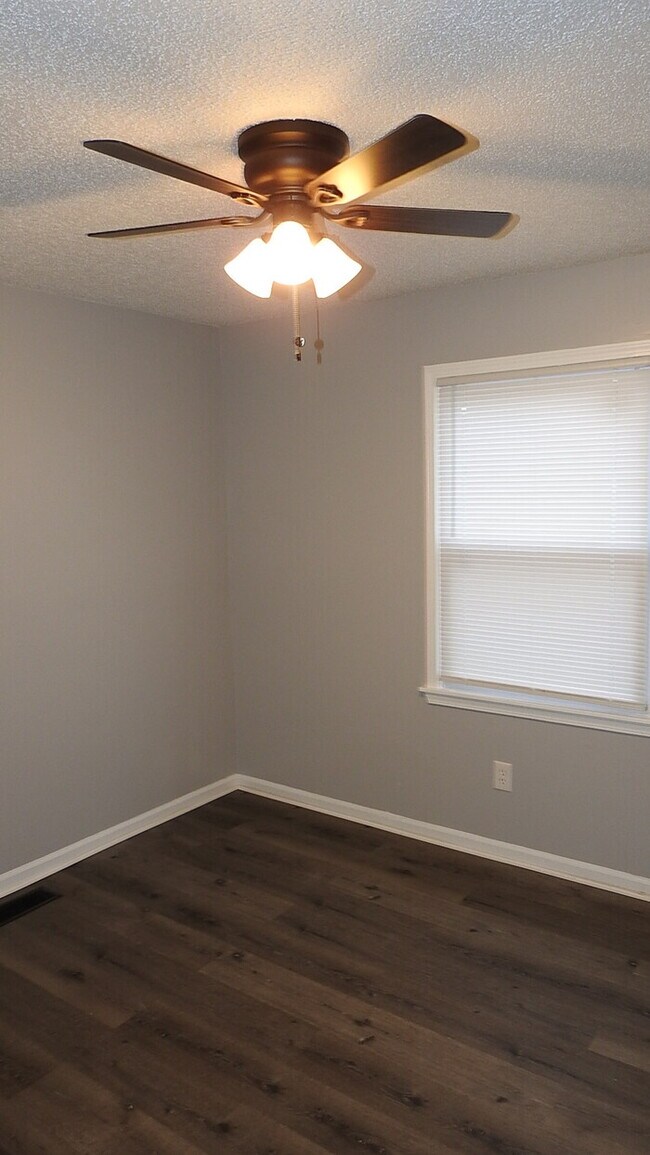 Building Photo - Welcome home to this spacious 3 bedrooms and 2 full baths duplex located on Orchard St in Pleasan...