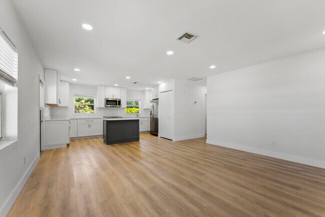 Building Photo - 632 Allen Ave
