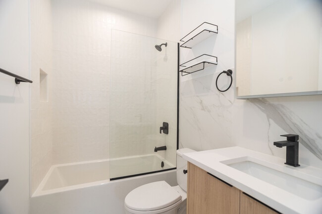 Building Photo - 2256 N Sawyer Ave