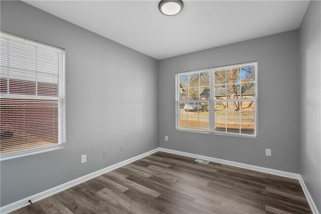 Building Photo - 501 Pine Park St