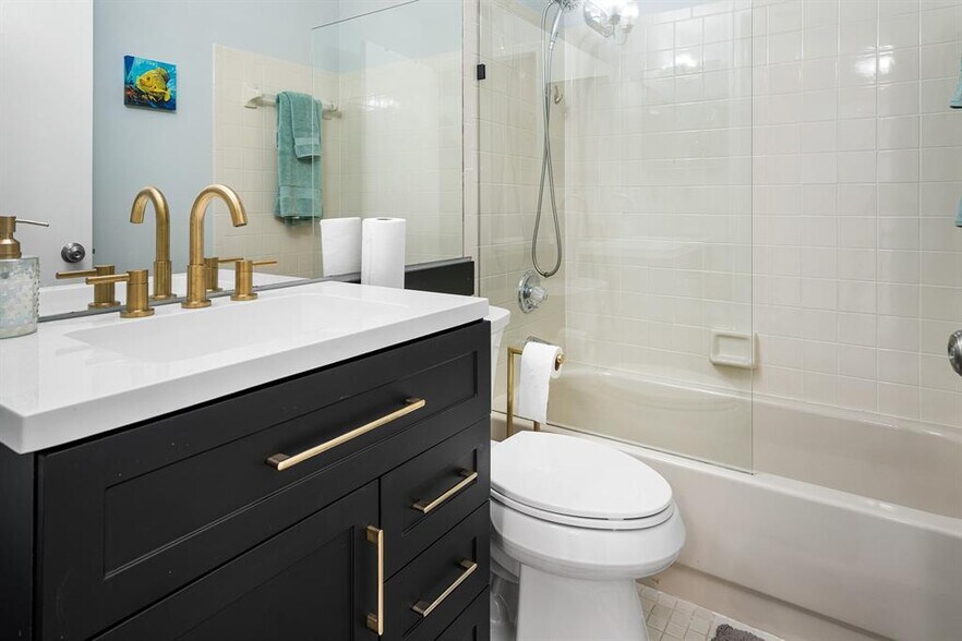 Building Photo - 3068 S Oakland Forest Dr