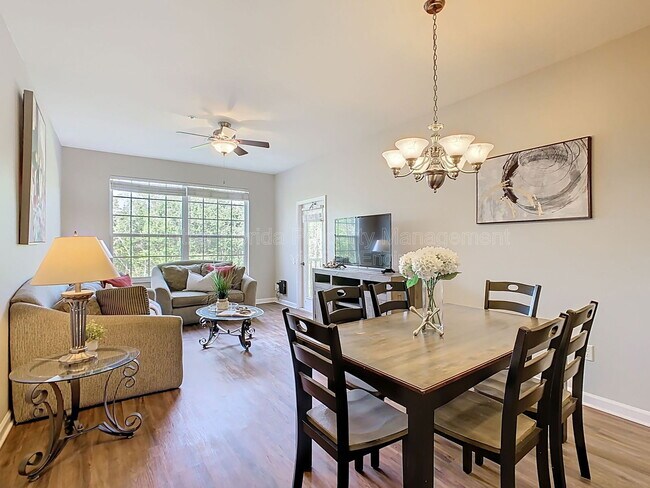 Building Photo - 2300 Silver Palm Dr