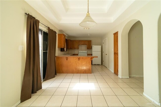 Building Photo - 407 Delia Ave