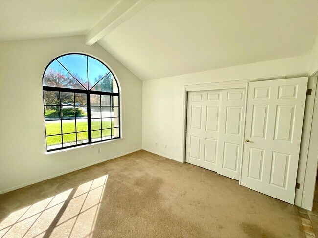 Building Photo - Prestigious Elkhorn Estates Home