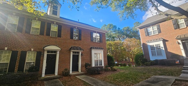 Building Photo - Darling 2br/2.5ba end unit townhome in Exc...