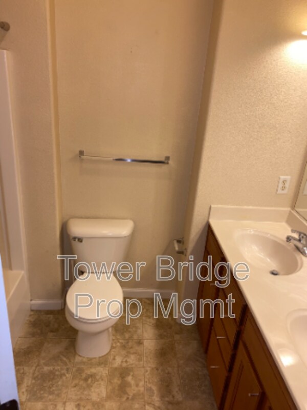 Building Photo - 3301 N Park Dr