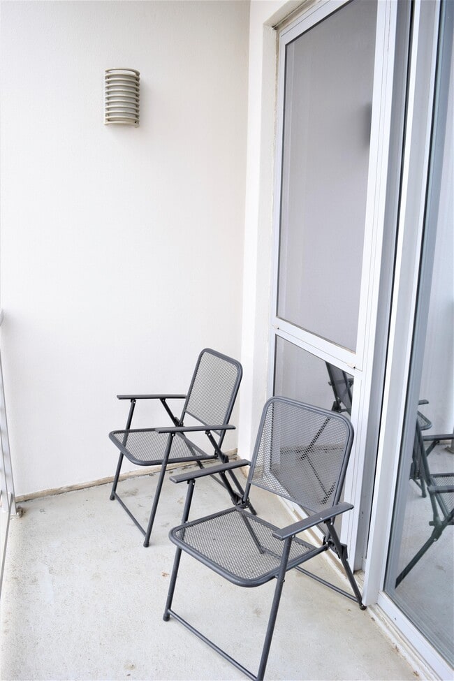 Building Photo - 333 W Trade St