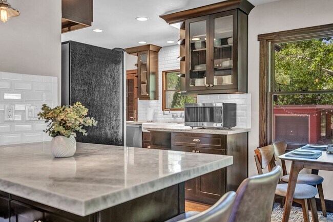 Building Photo - Charming Modern Industrial Fully Furnished Home for Lease