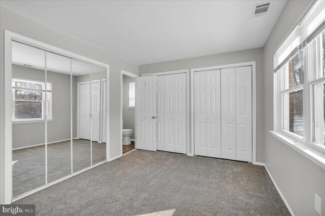 Building Photo - 915 Silver Ct