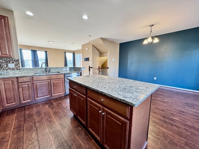 Building Photo - Available 07-08-26! Townhouse w/Garage - Pet Friendly - All Appliances Convey!