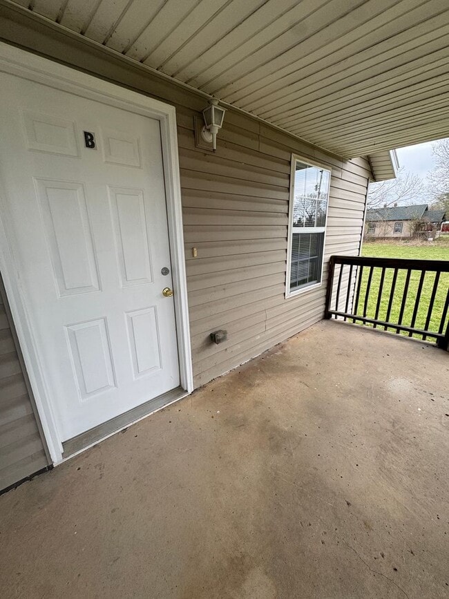 Building Photo - 817-B W. Old Route 66