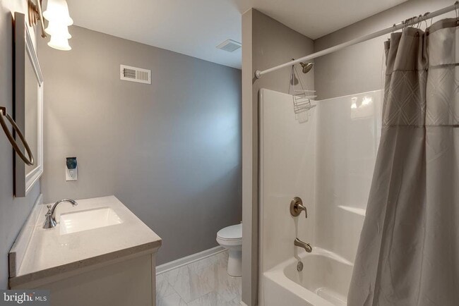 Building Photo - 533 Maple St