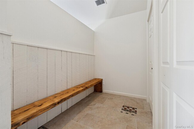 Building Photo - 335 Herricks Ln