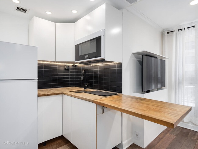 Building Photo - 21 W Goethe St