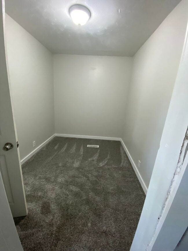 Building Photo - CLEVES - Adorable fresh tiny home w fenced...