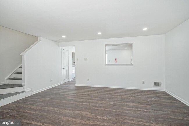 Building Photo - 69 Vanderbilt Ct