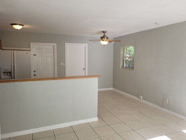 Building Photo - Live Close to It All in This Updated 3-Bed...