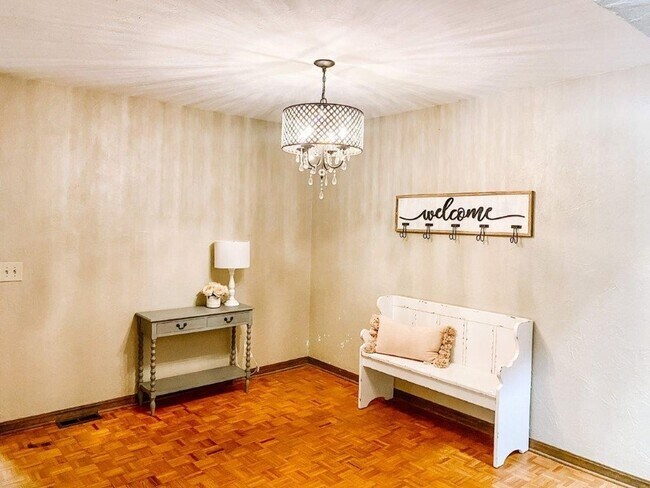 Building Photo - 4 or 5 bedroom and a bonus room with 4 baths for rent in SW OKC (Moore schools)!  Lots of space a...