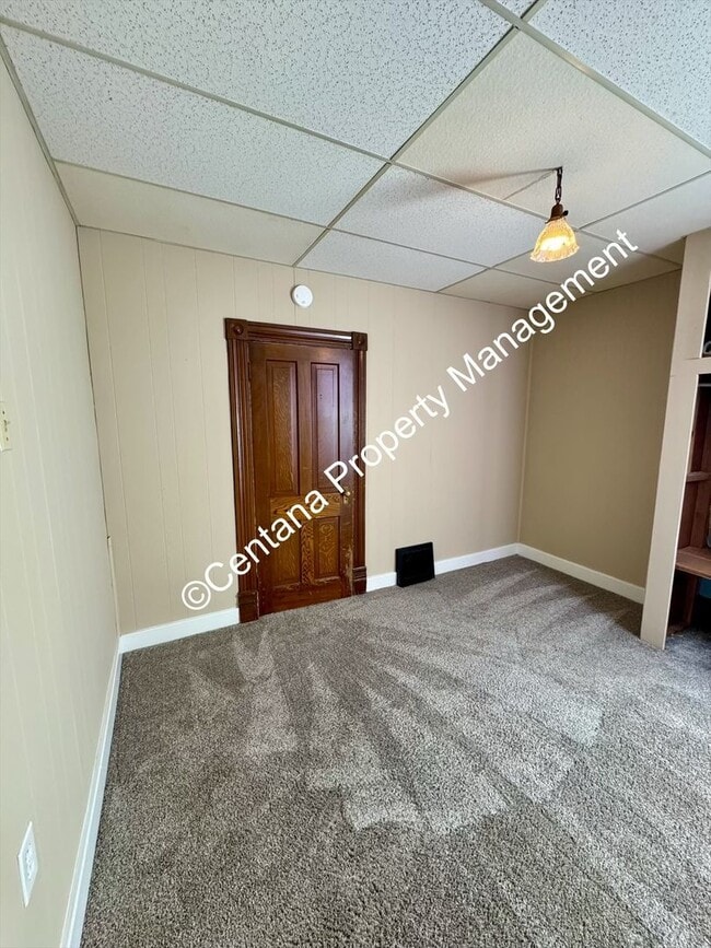 Building Photo - Huge 3 bedroom house with 2 bonus rooms an...