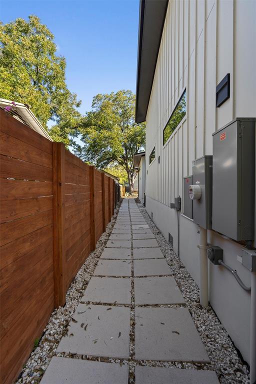 Building Photo - 1100 Romeria Dr