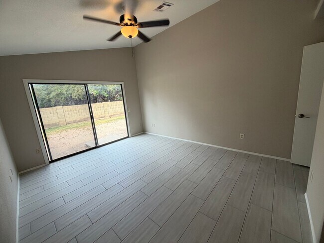 Building Photo - Newly Remodeled Glendale Home