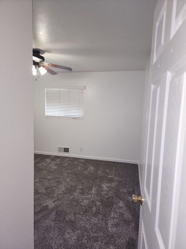 Building Photo - 3 Bedroom 2 Bathroom in court Near Somerse...