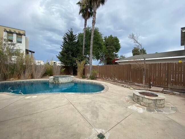 Building Photo - Renovated! AMAZING Pool+Spa!