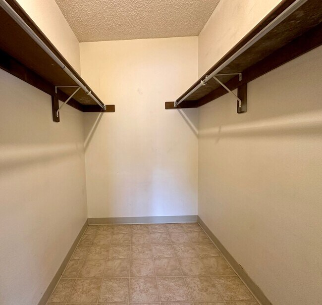Building Photo - Lovely 1 Bedroom, 1 Bathroom Lakewood Cond...
