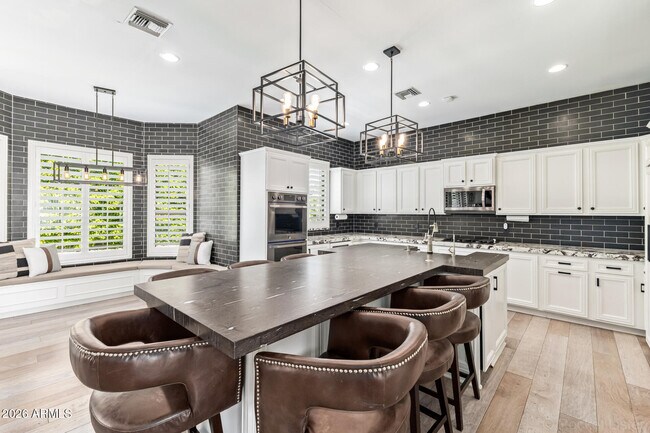 Building Photo - 326 W Loma Ln