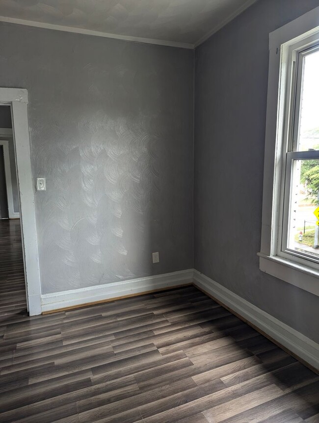 Building Photo - MOVE IN READY 4 Bedroom in the Heart of Portsmouth!