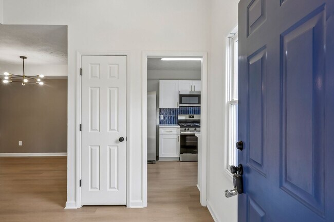 Building Photo - Bright and Gorgeous - Updated 3BR/2BA Townhome!
