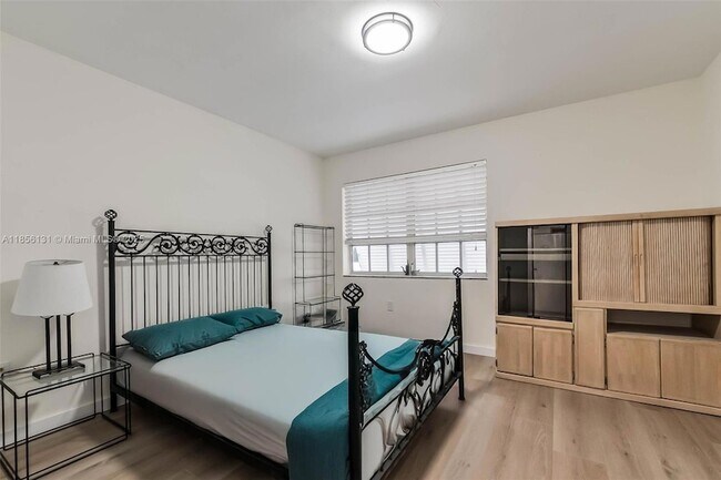 Building Photo - 1150 Madruga Ave