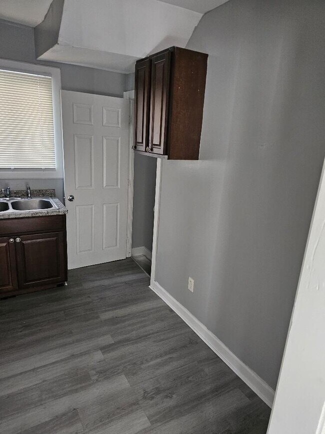 Building Photo - 5056 Bewick St
