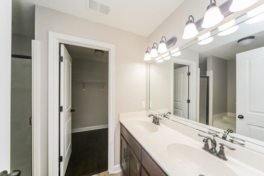 Building Photo - 5714 Kingsman Dr